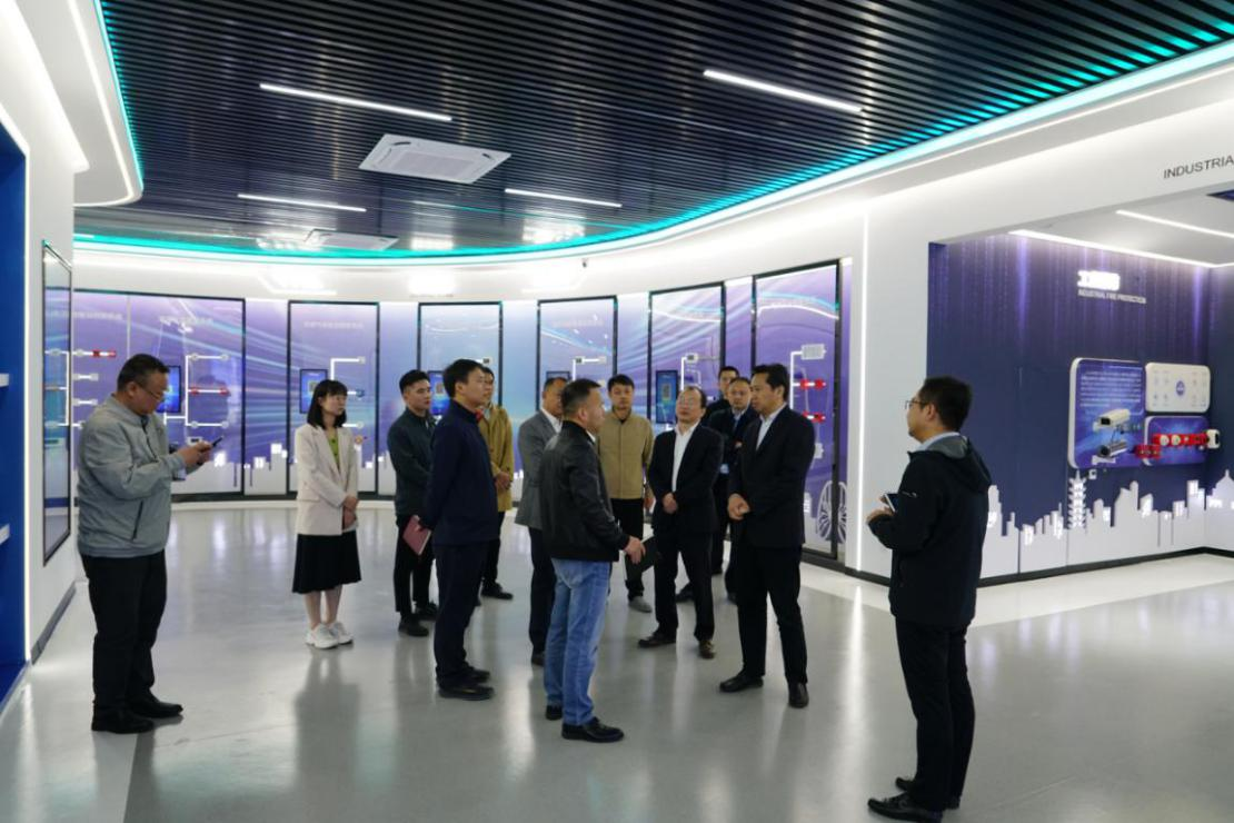 安徽省數(shù)據(jù)資源管理局黨組成員、副局長(zhǎng) 王愛(ài)學(xué)一行調(diào)研依愛(ài)消防